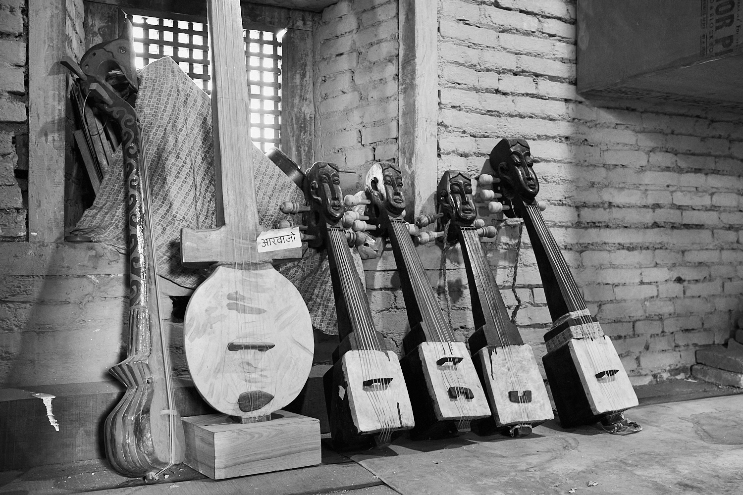 Dongmen, Aarbajo and other string instruments